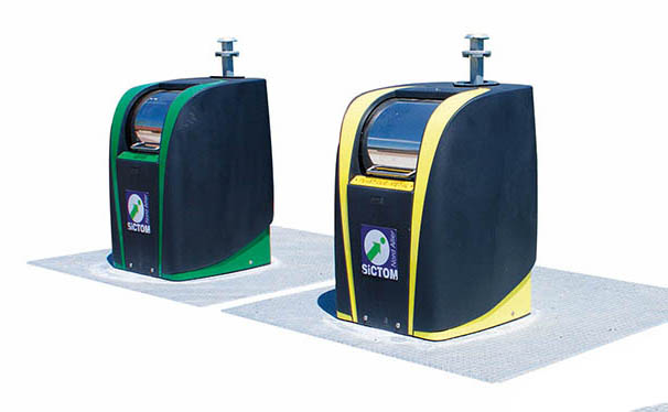 Colonnes de tri enterrées pour les emballages, les papiers et le verre Image